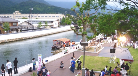 大手川ふれあい祭りの様子を宮津市役所2階テラスから望む