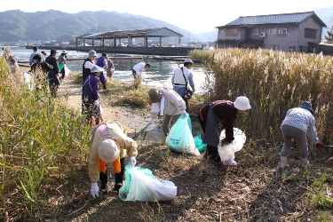 2009年の作業の様子　ゴミ拾い