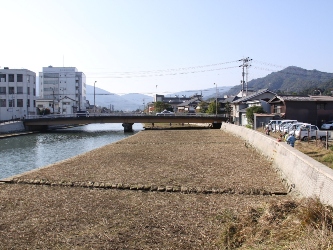 2009年の作業の様子　作業後の新大手橋下流