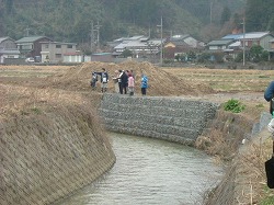 大手川探検隊の現地調査の様子（その2）